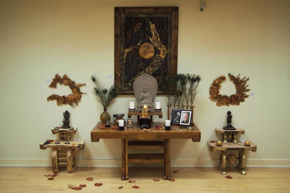 Großaltar mit zwei kleinen Nebenaltären, je nach Licht eine andere Atmosphäre